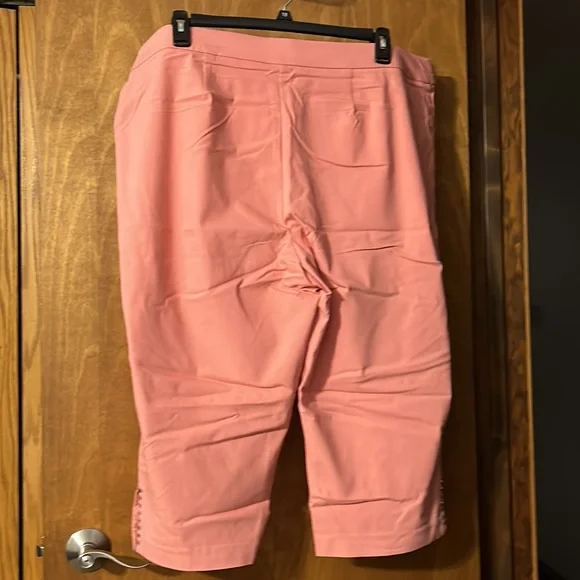 New with tags-size 22W peach capris - Picture 4 of 4